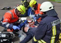 Helfer der Malteser und Feuerwehr Hardegsen behandeln eine verletzte Person bei einer Großübung in Hardegsen